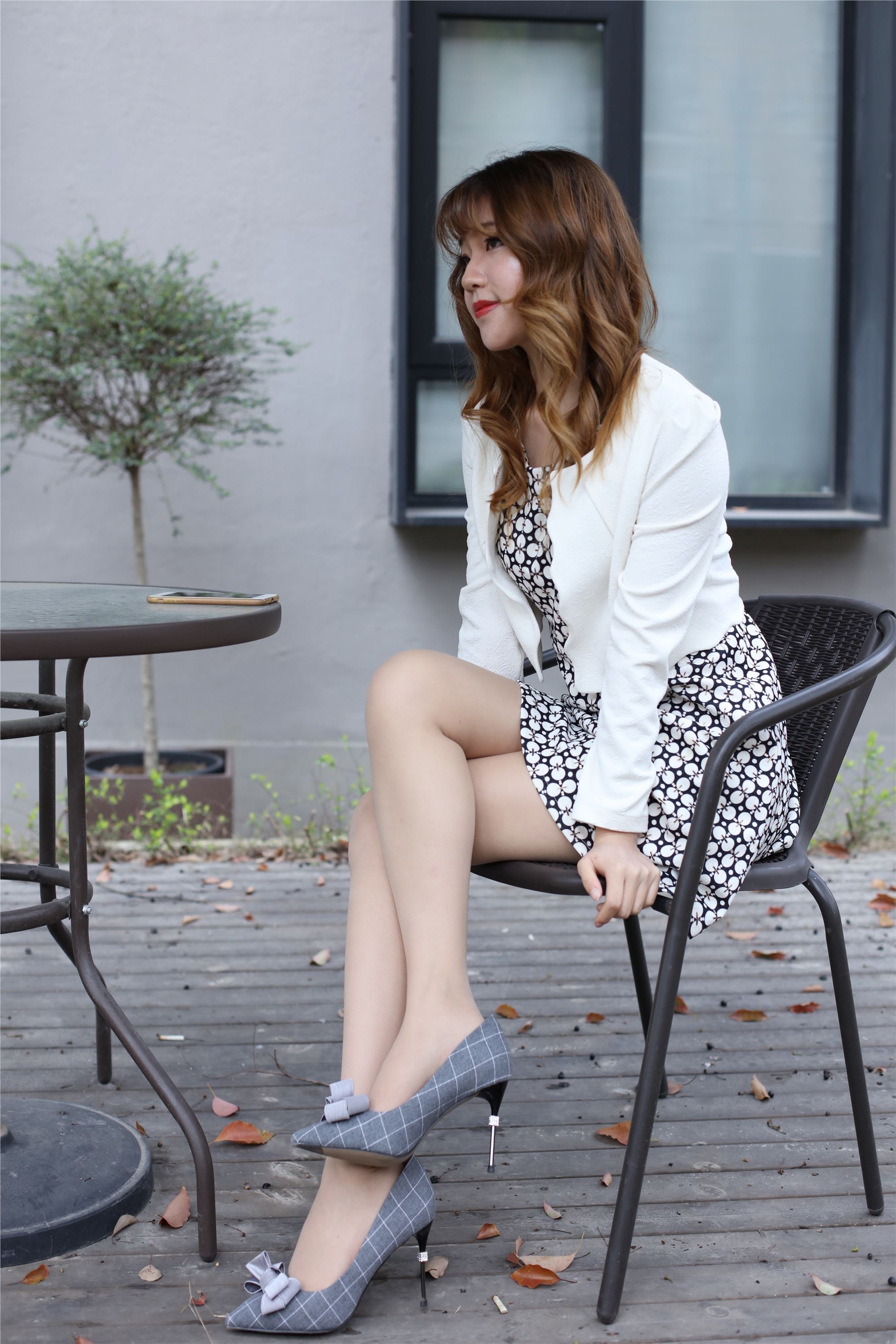 Ness Photo NO.095 Gao Gao - Sitting in the courtyard to look at the shredded meat